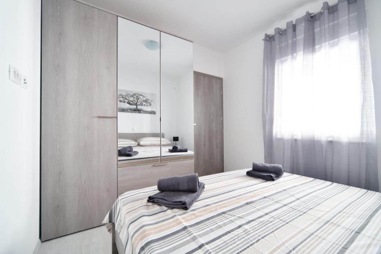 Deluxe Apartments Franic Sukošan Exterior foto