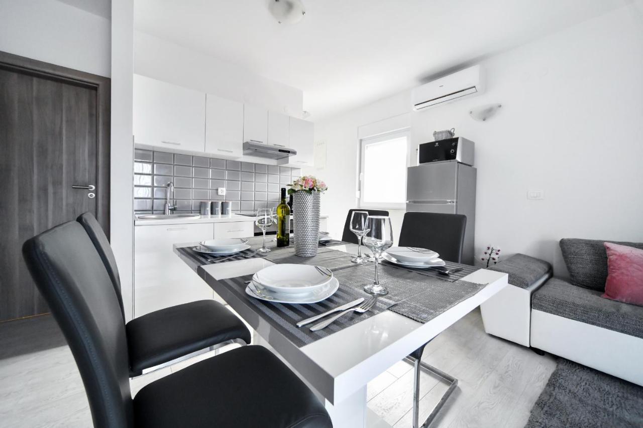 Deluxe Apartments Franic Sukošan Exterior foto