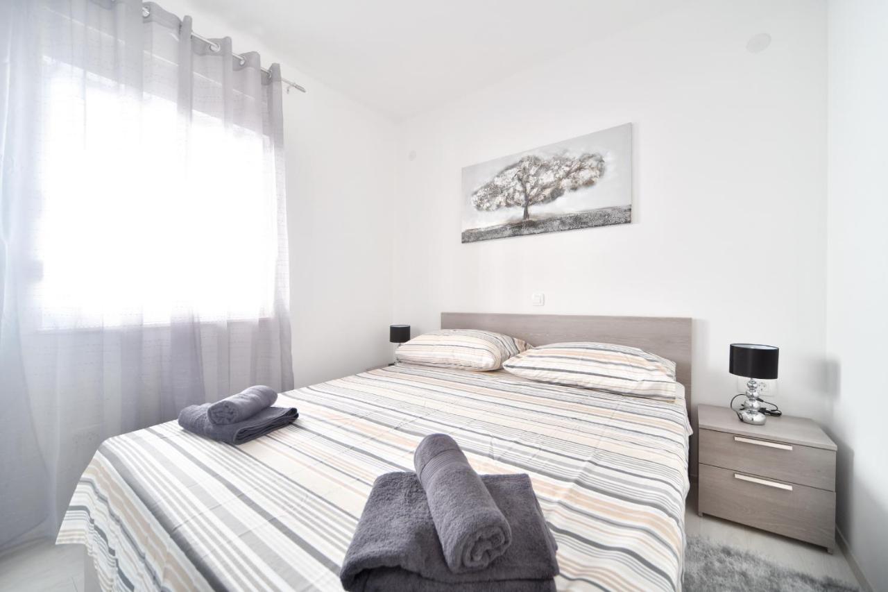 Deluxe Apartments Franic Sukošan Exterior foto